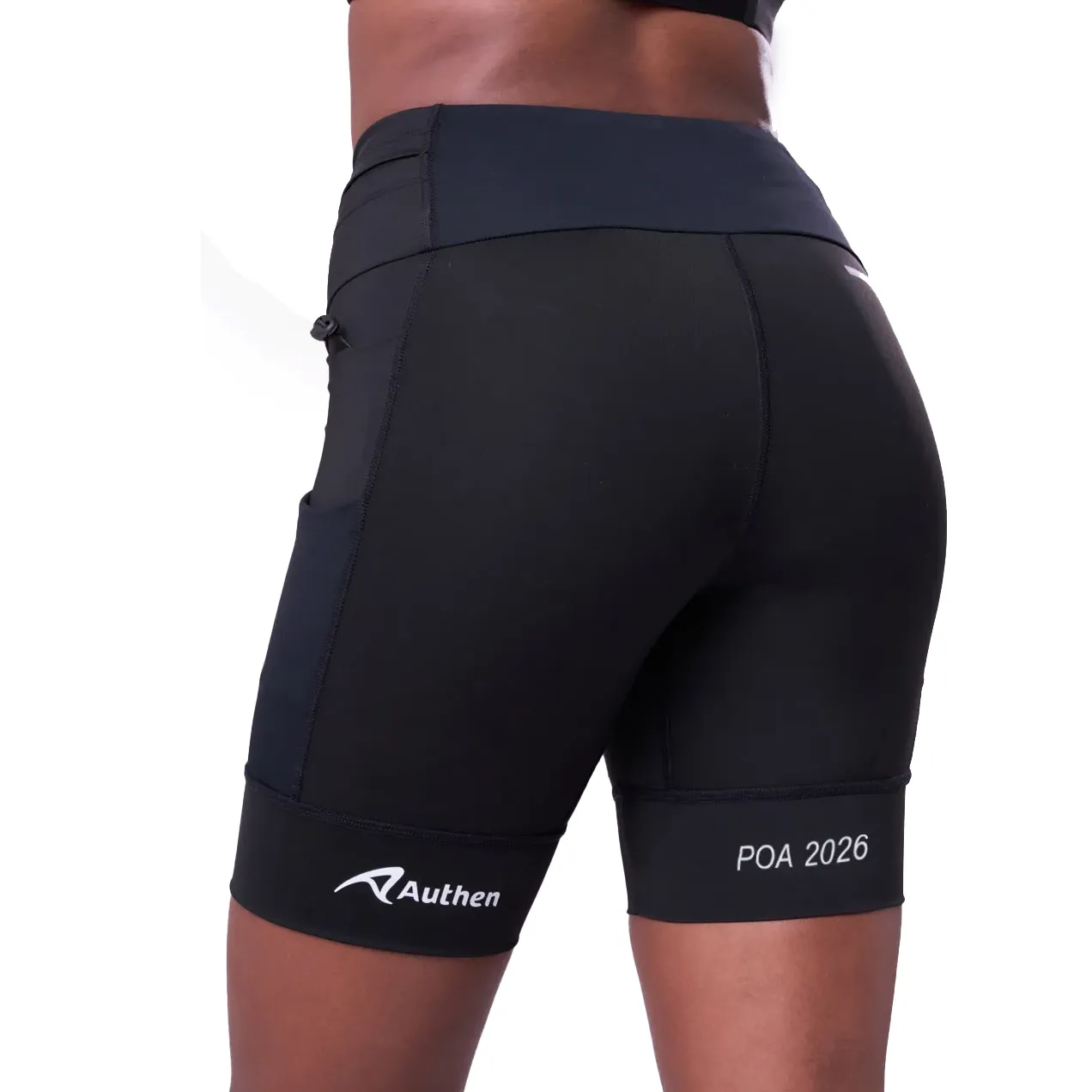 Bermuda feminina Authen preta mostrando bolso com mouse branco